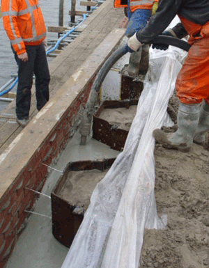 Afbeelding: Toepassing schuimbeton: aanleg kademuur.