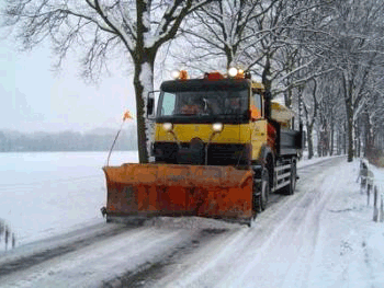 Strooiwagen met sneeuwschuiver.